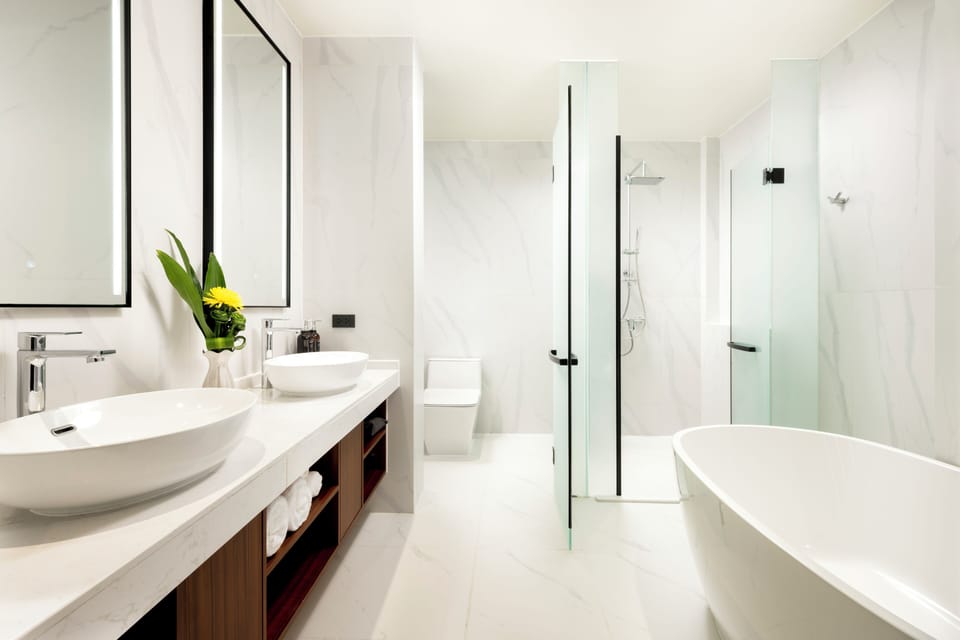 Comfort Suite, 1 Bedroom, Non Smoking, Balcony | Bathroom | Eco-friendly toiletries, hair dryer, slippers, bidet