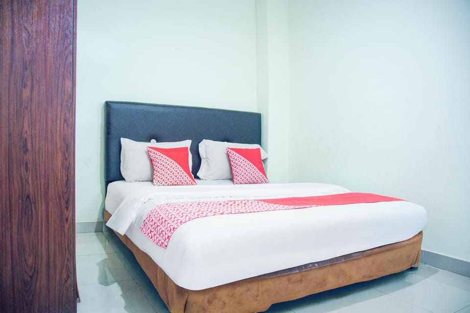Desk, WiFi (free), bed sheets