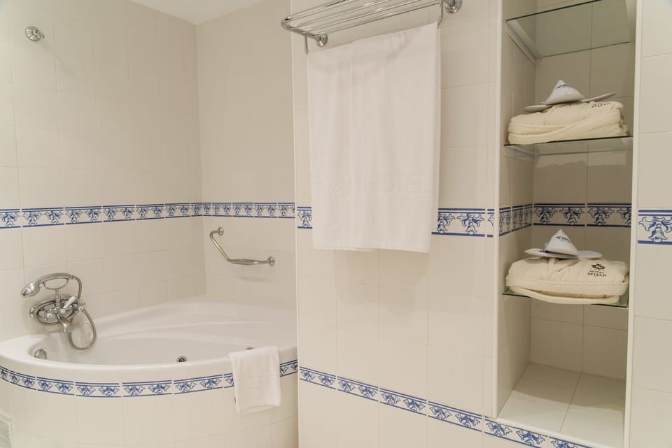 Suite | Bathroom | Free toiletries, hair dryer, bidet, towels