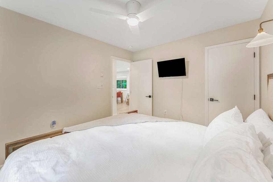 Ground Floor: King-sized bed with 40" Smart TV