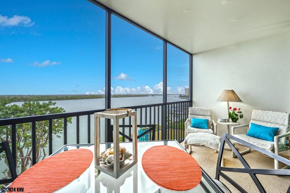 Spectacular View of the Bay from your 4th Floor Balcony. Hello Island Life!