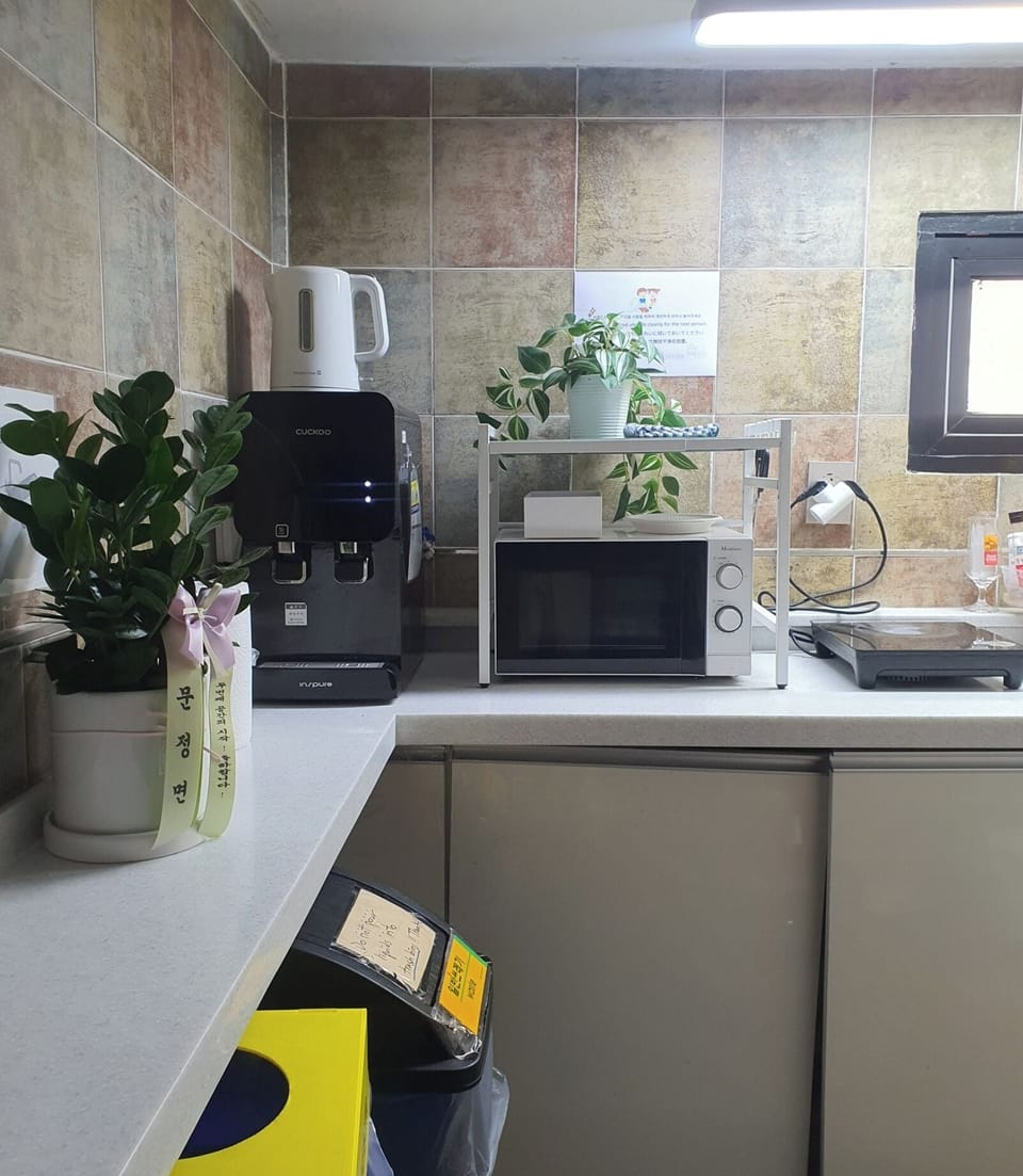 Economy Twin Room, Non Smoking, Private Bathroom | Private kitchen | Mini-fridge, microwave, cookware/dishes/utensils
