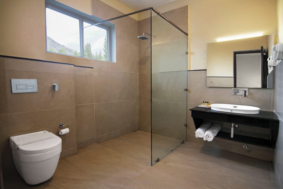 Deluxe Room | Bathroom | Free toiletries, hair dryer, slippers, towels