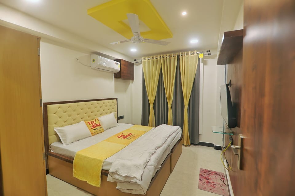 Deluxe Room | Living area | 21-inch flat-screen TV with digital channels