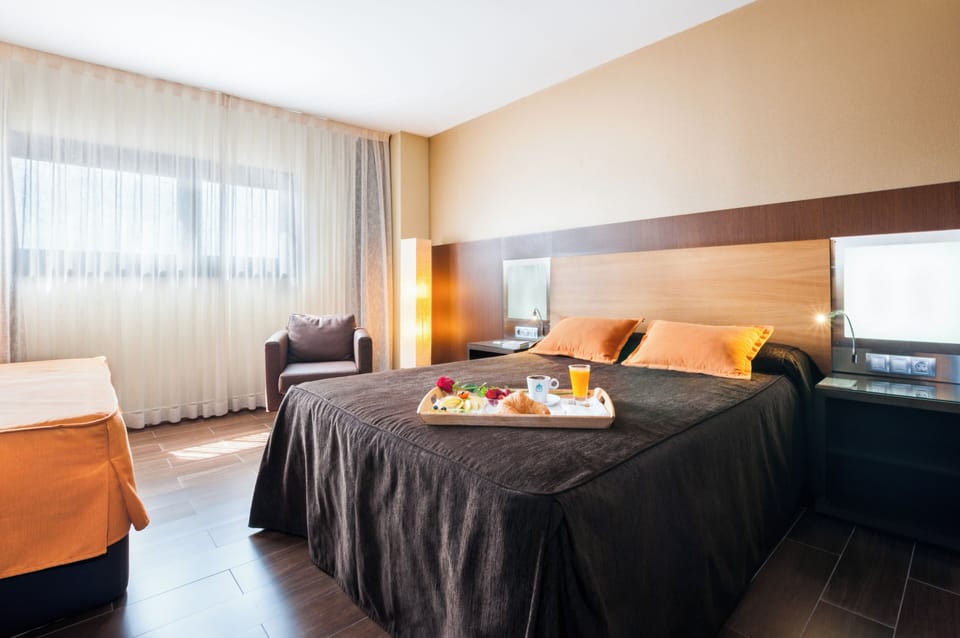 Family Room | Minibar, in-room safe, desk, laptop workspace