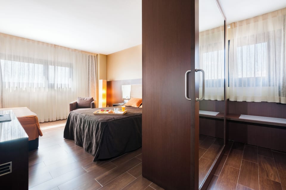 Family Room | Minibar, in-room safe, desk, laptop workspace