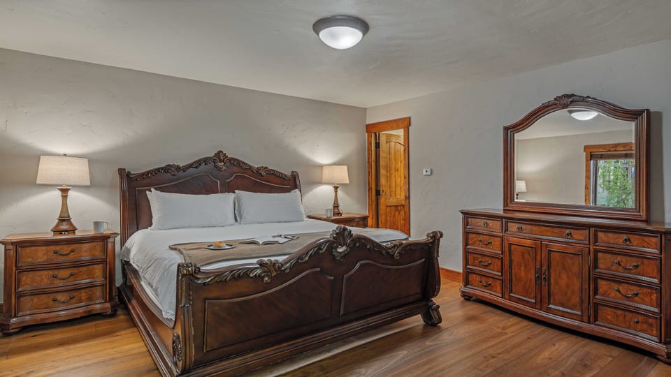 Bedroom 5, Upper Level - King bedroom