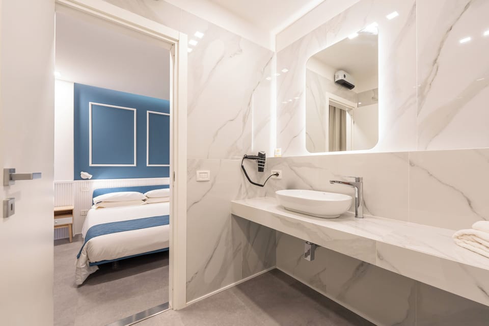 Deluxe Double Room, Balcony, City View | Bathroom