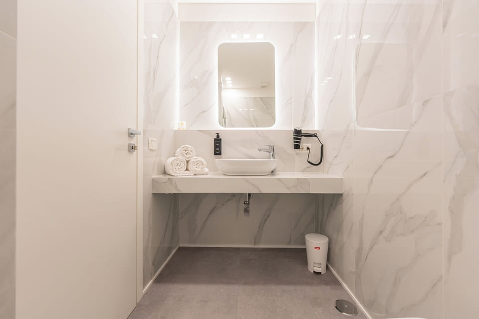 Deluxe Double Room, City View | Bathroom