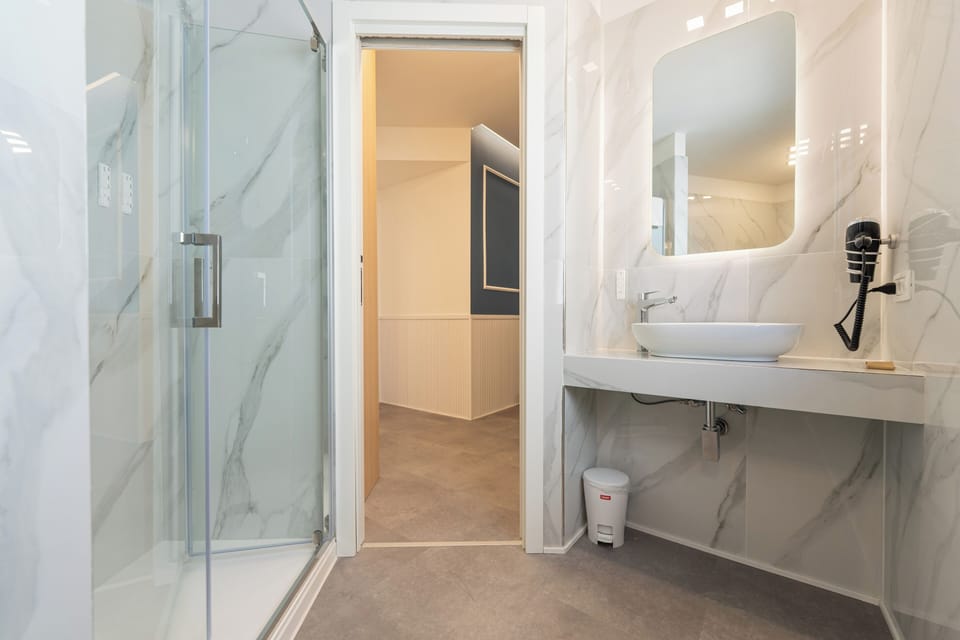 Superior Double Room, Balcony, City View | Bathroom
