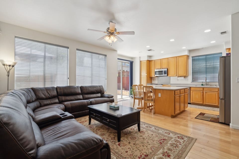 House, 5 Bedrooms | Living area | Smart TV, streaming services