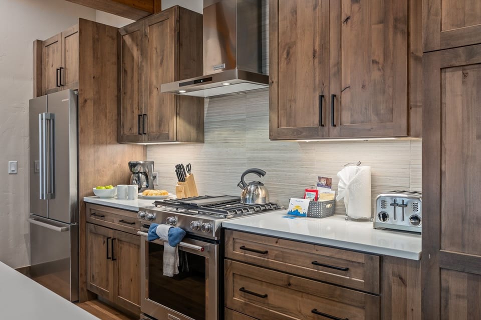 Condo, 3 Bedrooms | Private kitchen | Fridge, oven, coffee/tea maker, toaster