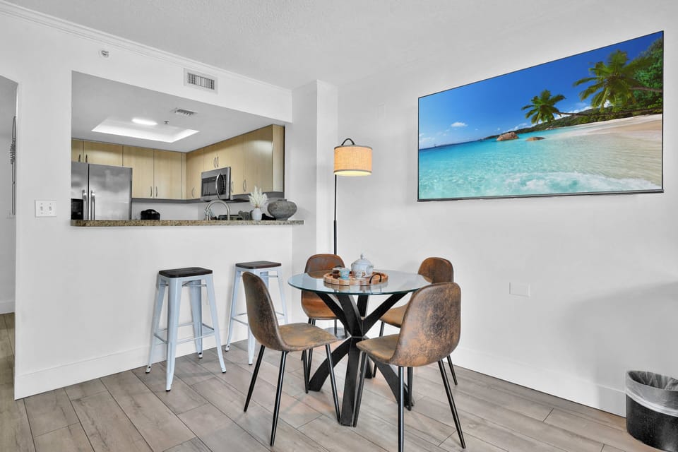 Comfort Apartment, 1 King Bed with Sofa bed, Balcony, City View | In-room dining