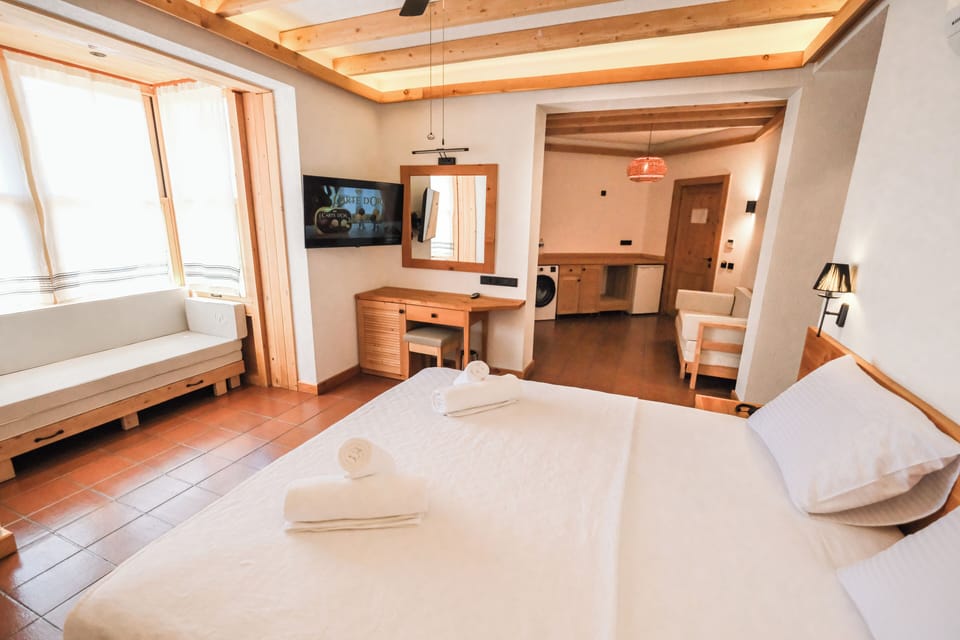 Deluxe Room | Minibar, desk, laptop workspace, free WiFi