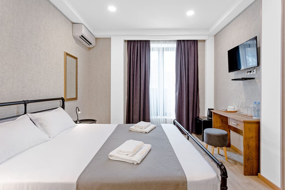Economy Double Room | Premium bedding, in-room safe, desk, laptop workspace