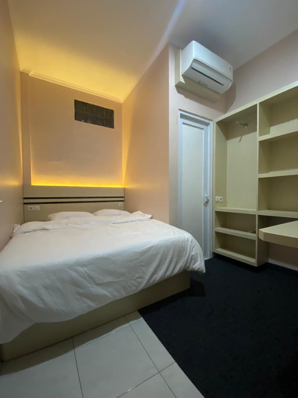 Desk, laptop workspace, WiFi (free)