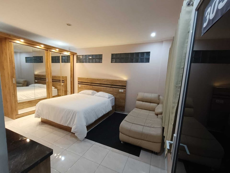 Family Room | Desk, laptop workspace, WiFi (free)