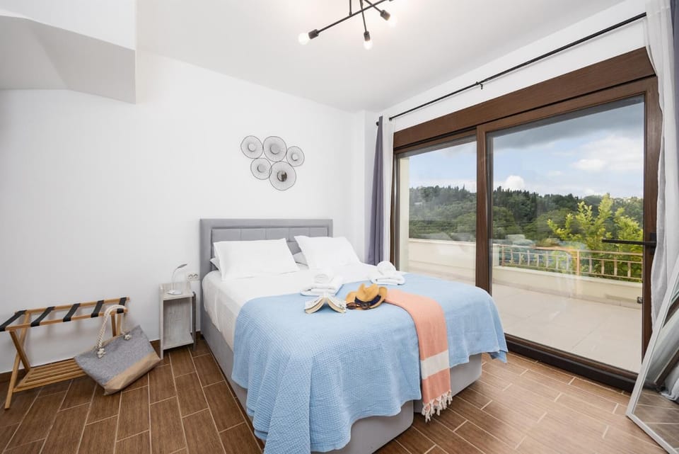 Double bedroom with en suite bathroom and A/C