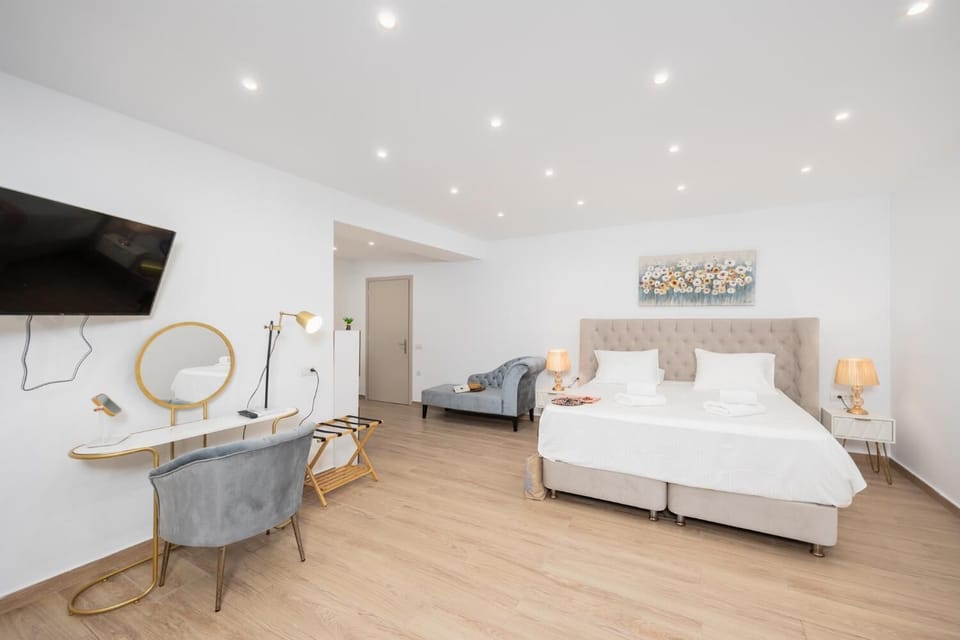 Double bedroom with en suite bathroom and A/C