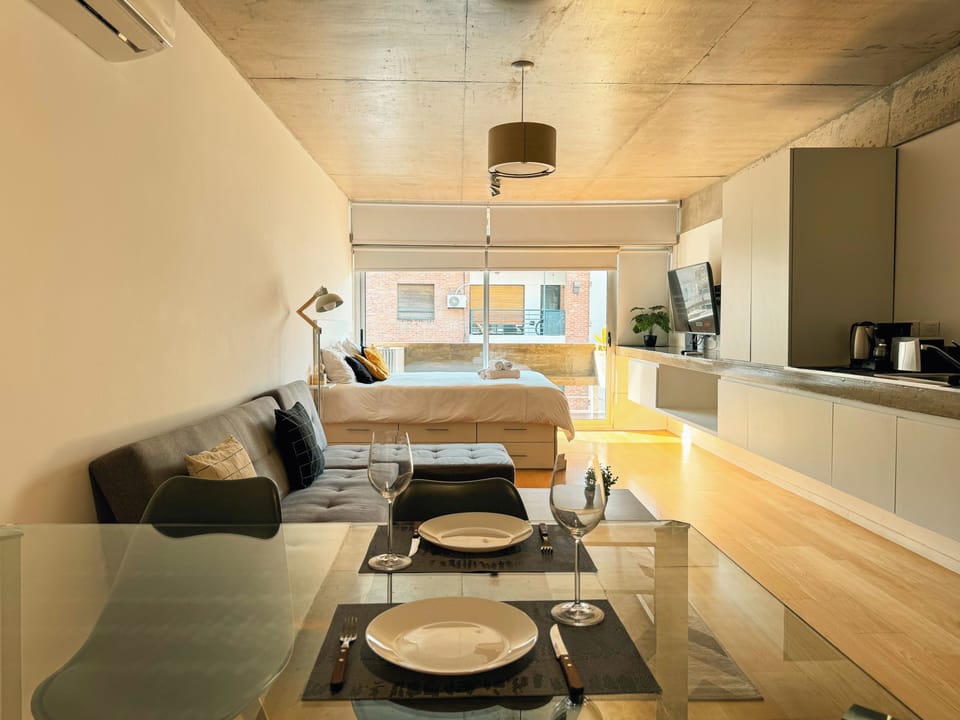 Deluxe Studio, Balcony, City View | Dining room