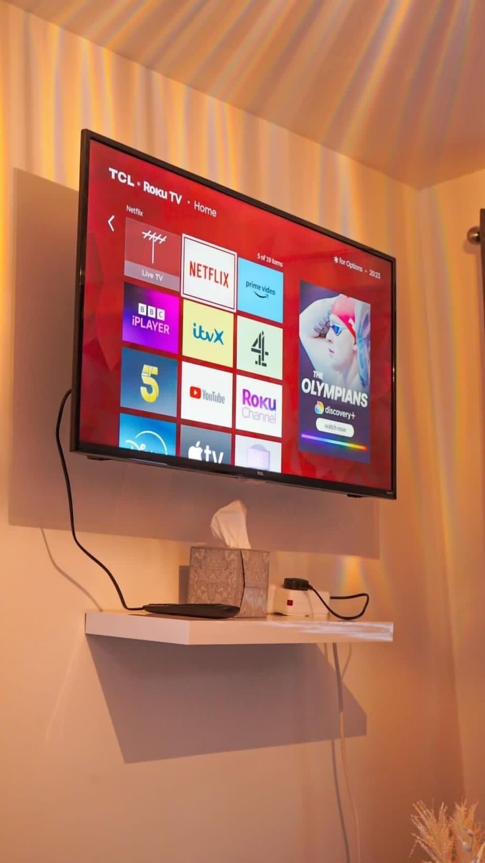 Luxury Apartment, Garden View | Living area | 40-inch Smart TV with digital channels, Netflix, Hulu