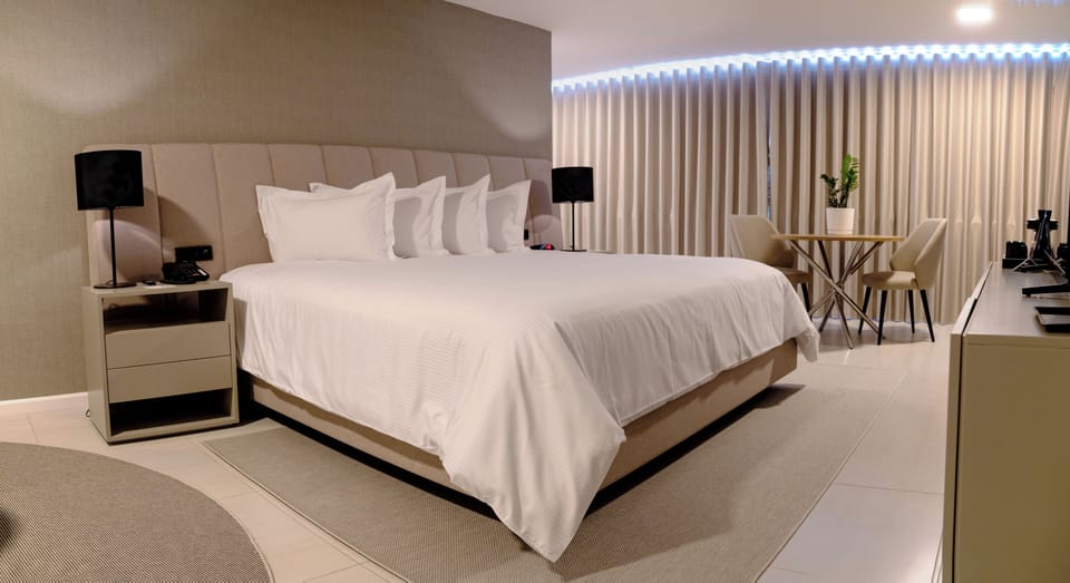 Single Room | In-room safe, desk, laptop workspace, blackout drapes