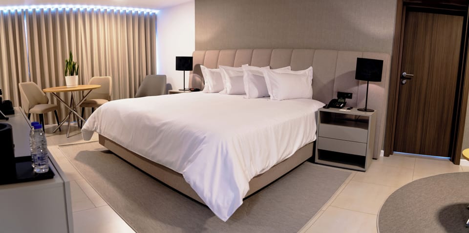 Single Room | In-room safe, desk, laptop workspace, blackout drapes