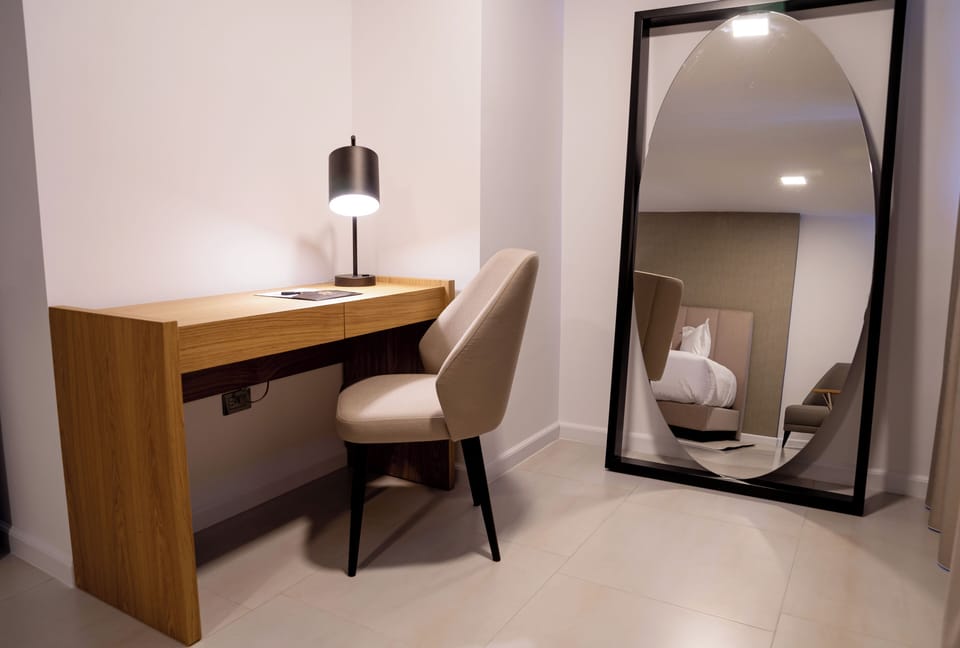 Single Room | In-room safe, desk, laptop workspace, blackout drapes