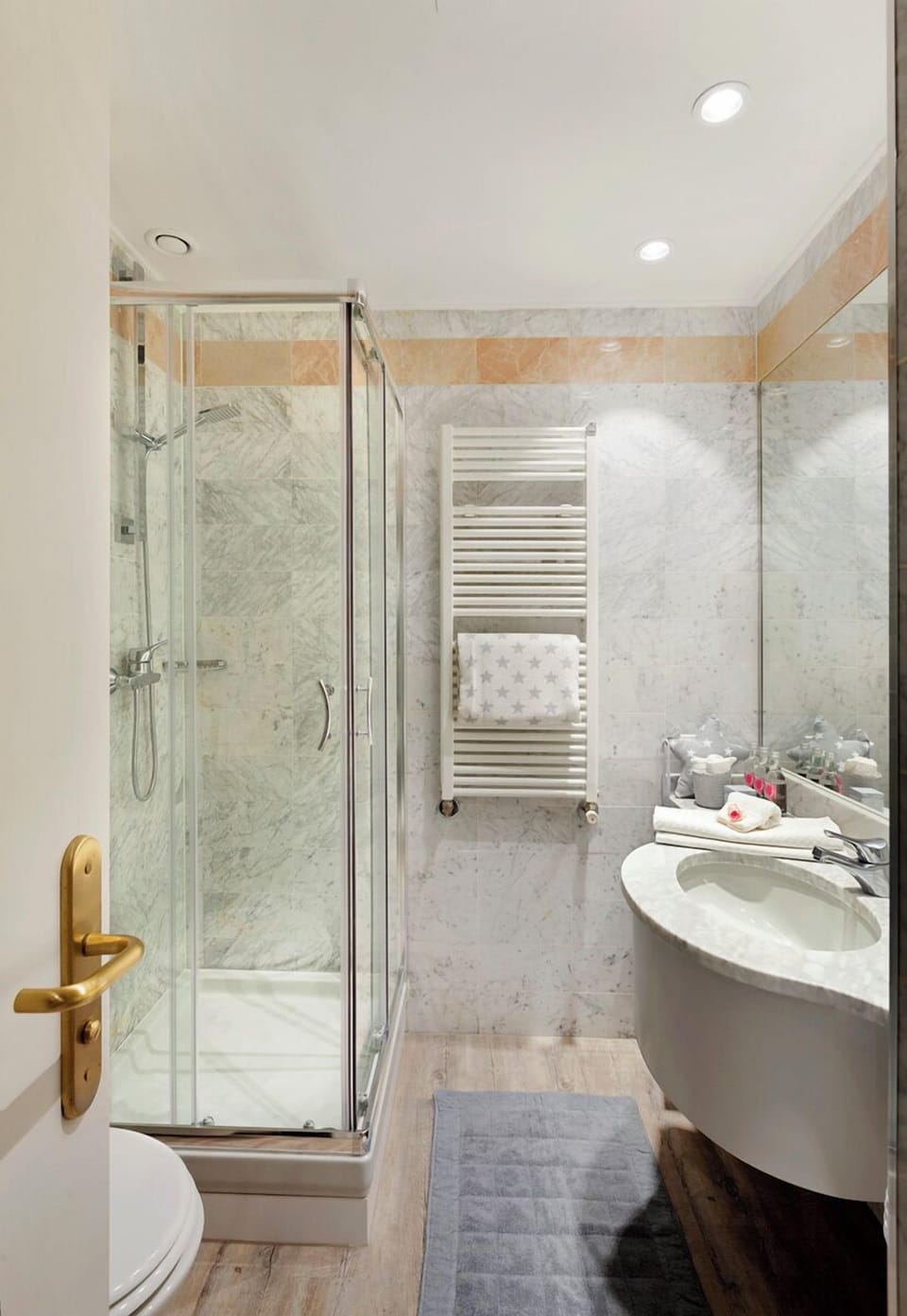 Triple Room, Multiple Beds | Bathroom | Shower, free toiletries, hair dryer, bidet