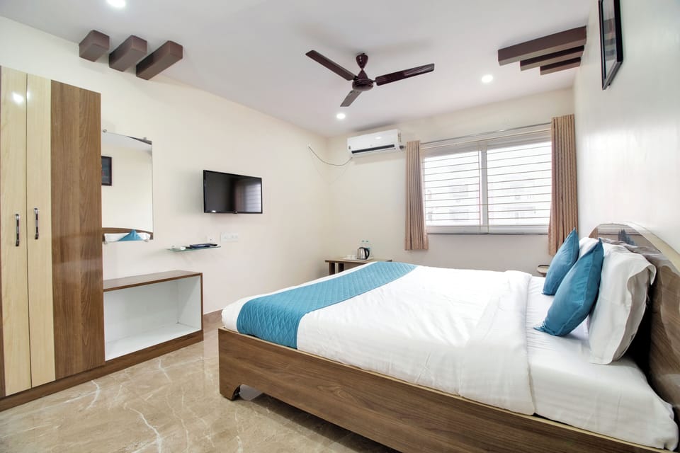 Deluxe Room | Desk, blackout drapes, free WiFi