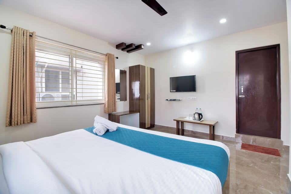 Deluxe Room | Desk, blackout drapes, free WiFi