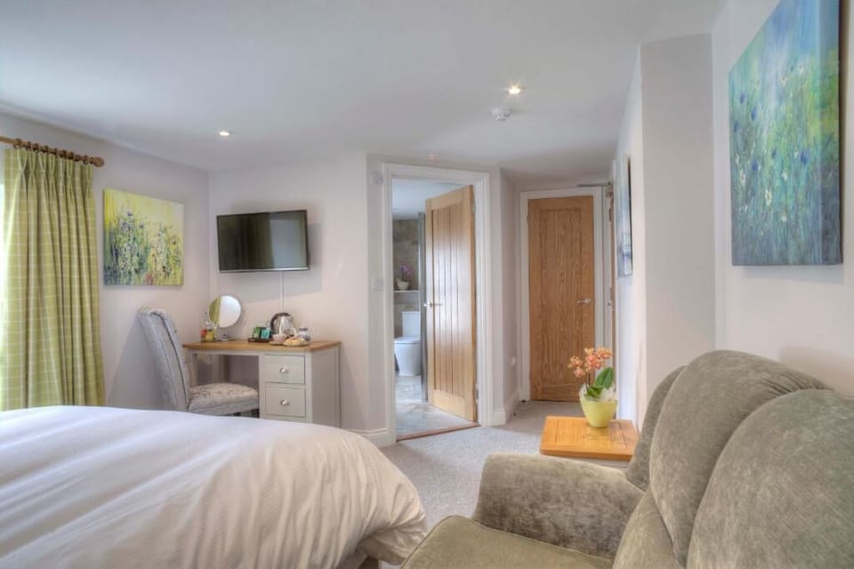 Room 2 - Pet Friendly | Egyptian cotton sheets, premium bedding, desk, laptop workspace