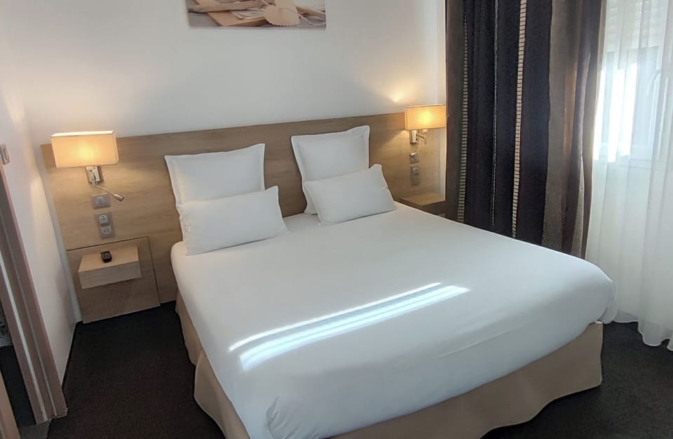 Standard Room, 1 Double Bed | Desk, soundproofing, iron/ironing board, free WiFi