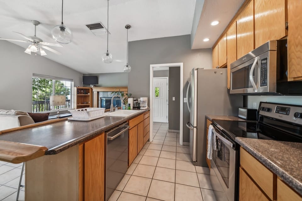 Indoors, Kitchen, Microwave, Oven, Screen