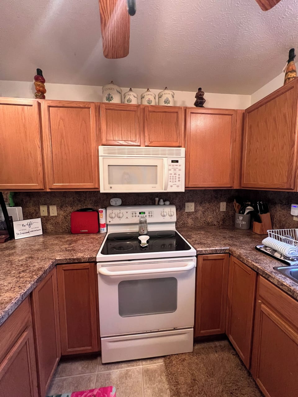 Interior: Kitchen