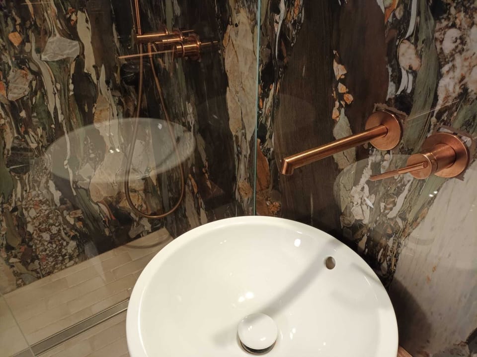 Classic Double Room | Bathroom | Free toiletries, hair dryer, bidet, towels