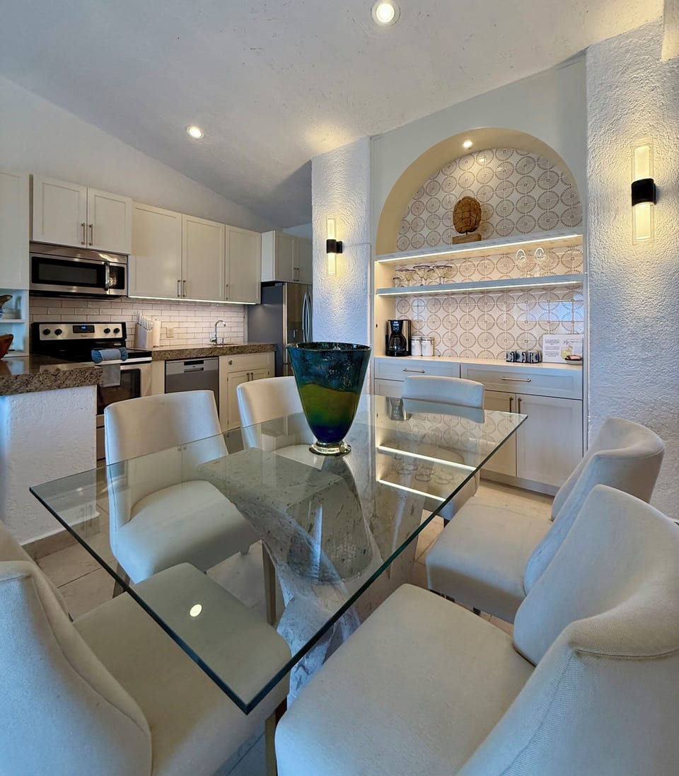 Dining Room ( Seats 6 )