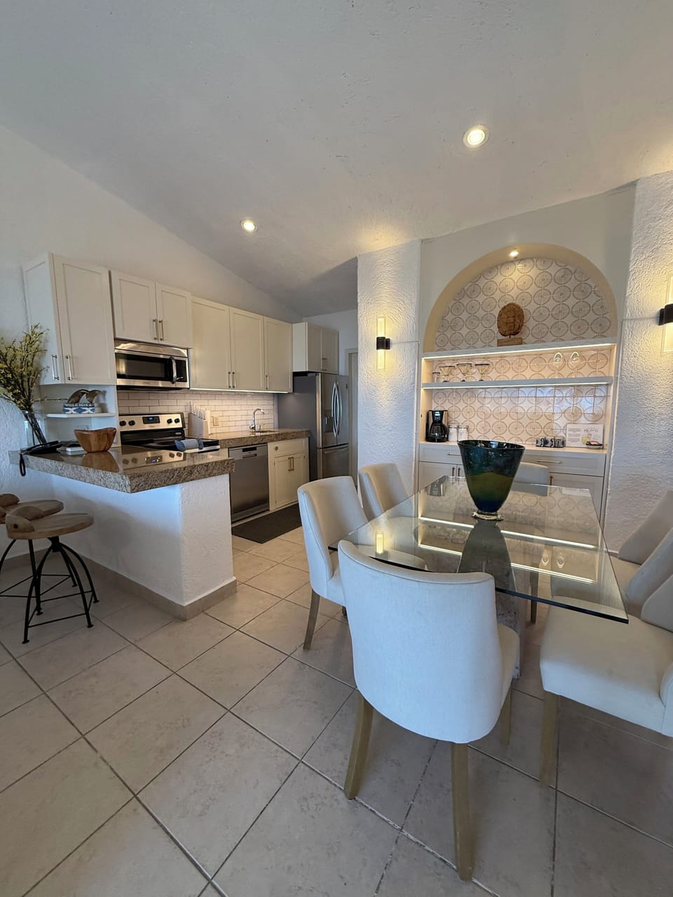 Fully Equipped Kitchen and Bar
