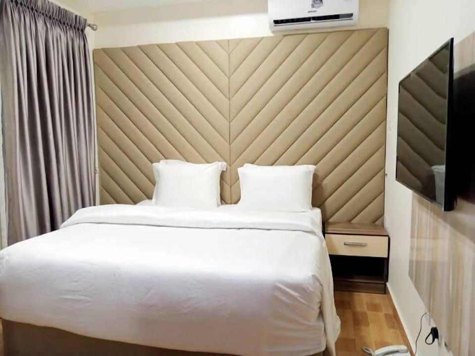 Family Room, Balcony, City View | Desk, laptop workspace, free WiFi