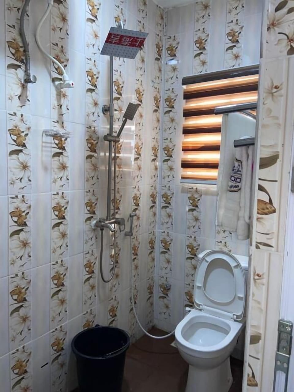 Deluxe Room, Balcony, City View | Bathroom | Free toiletries, hair dryer, towels, soap