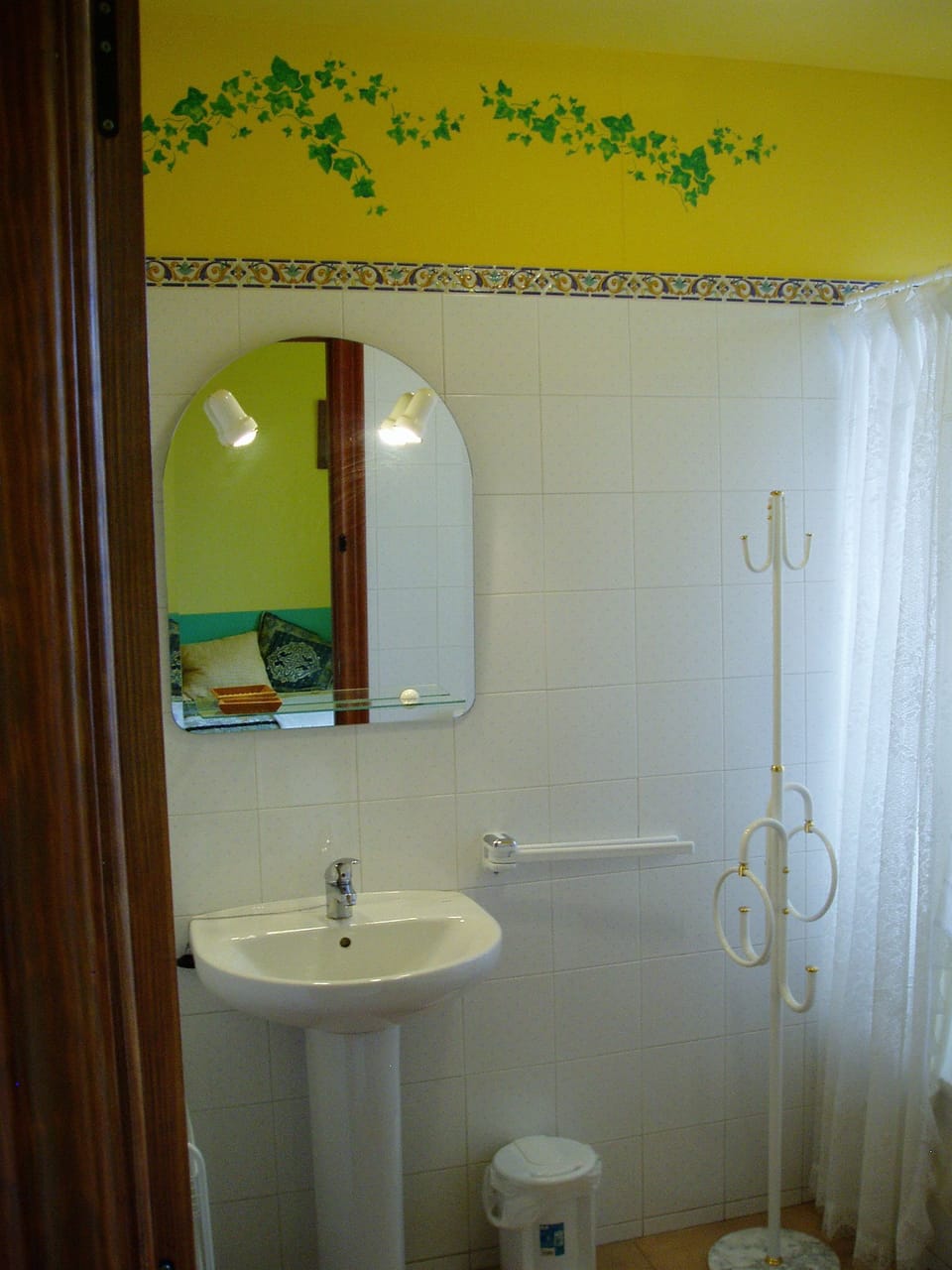 Combined shower/tub, free toiletries, hair dryer, bidet