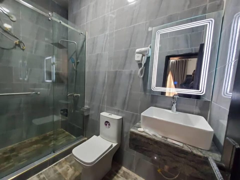 Deluxe Room, Balcony, City View | Bathroom | Free toiletries, hair dryer, towels, soap