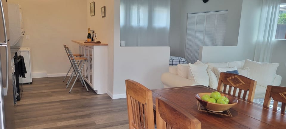 Dining table with leaves for up to 8 seats.