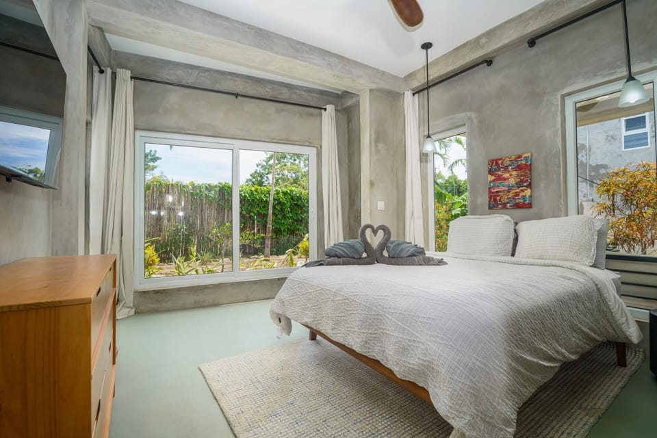 Conmigo Villas North - Beachfront 3 Bedroom Condo w/ Pool (4127)