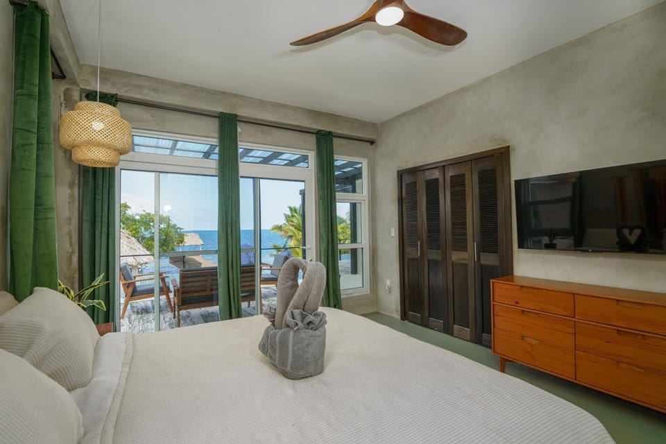 Conmigo Villas - 6 Bedroom Beachfront w/ Pool (3998)