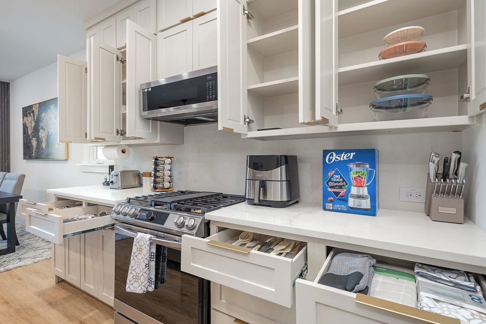 Full Chef’s Kitchen with appliances 