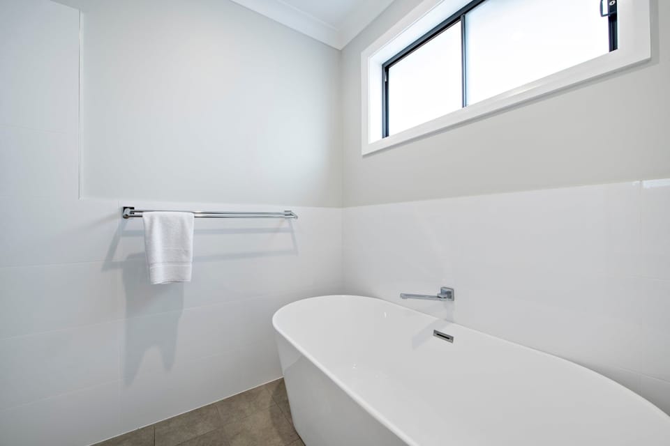 Bathroom 1 (Main)