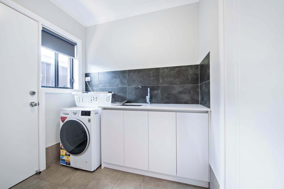 Laundry - Washing Machine + Clothesline
