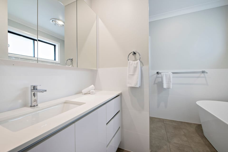 Bathroom 1 (Main)