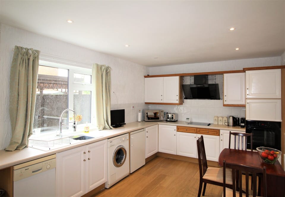 House | Private kitchen | Fridge, microwave, oven, stovetop